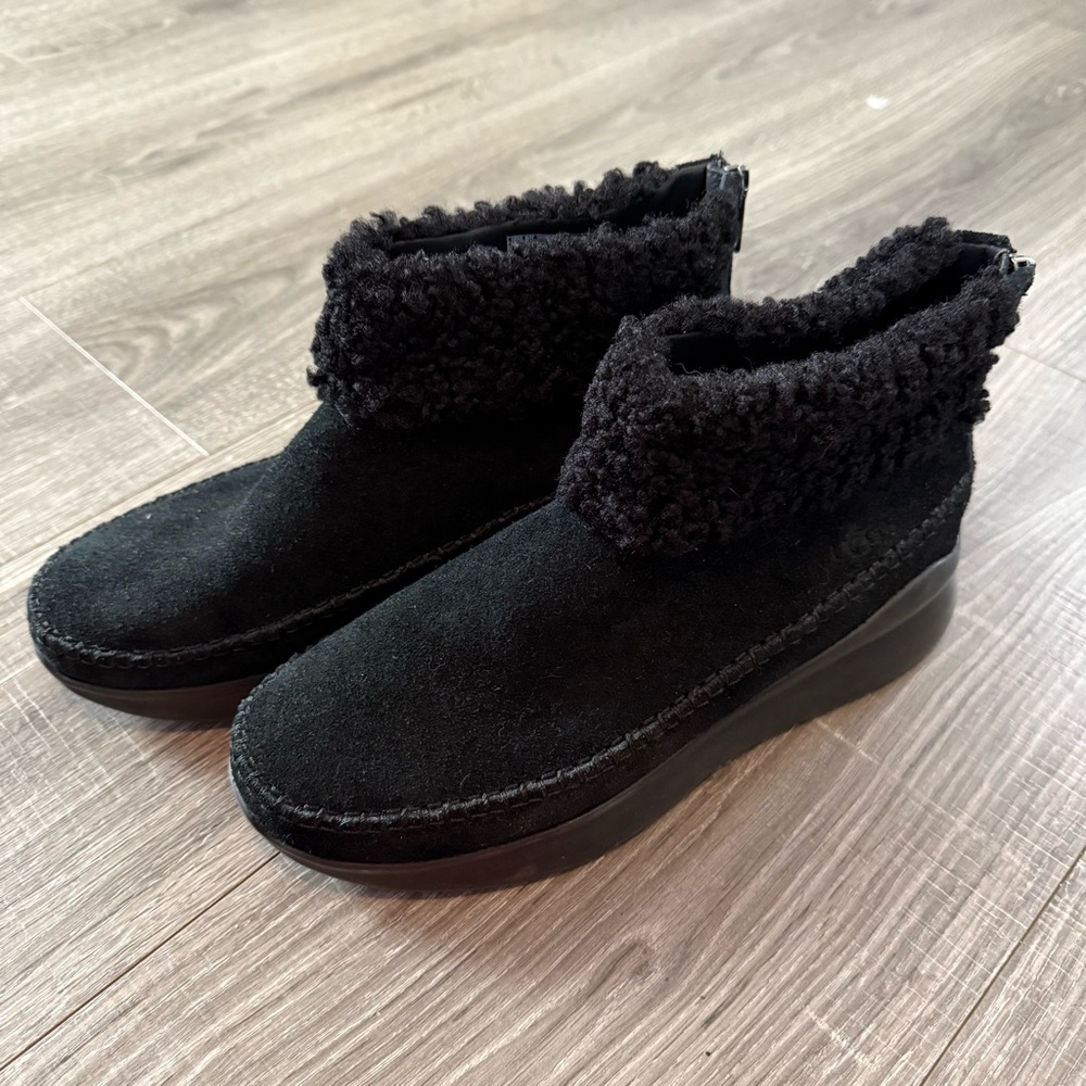 UGG Montrose Trainer Sneaker Black Suede Slip On Athletic Shoe Women Size 9